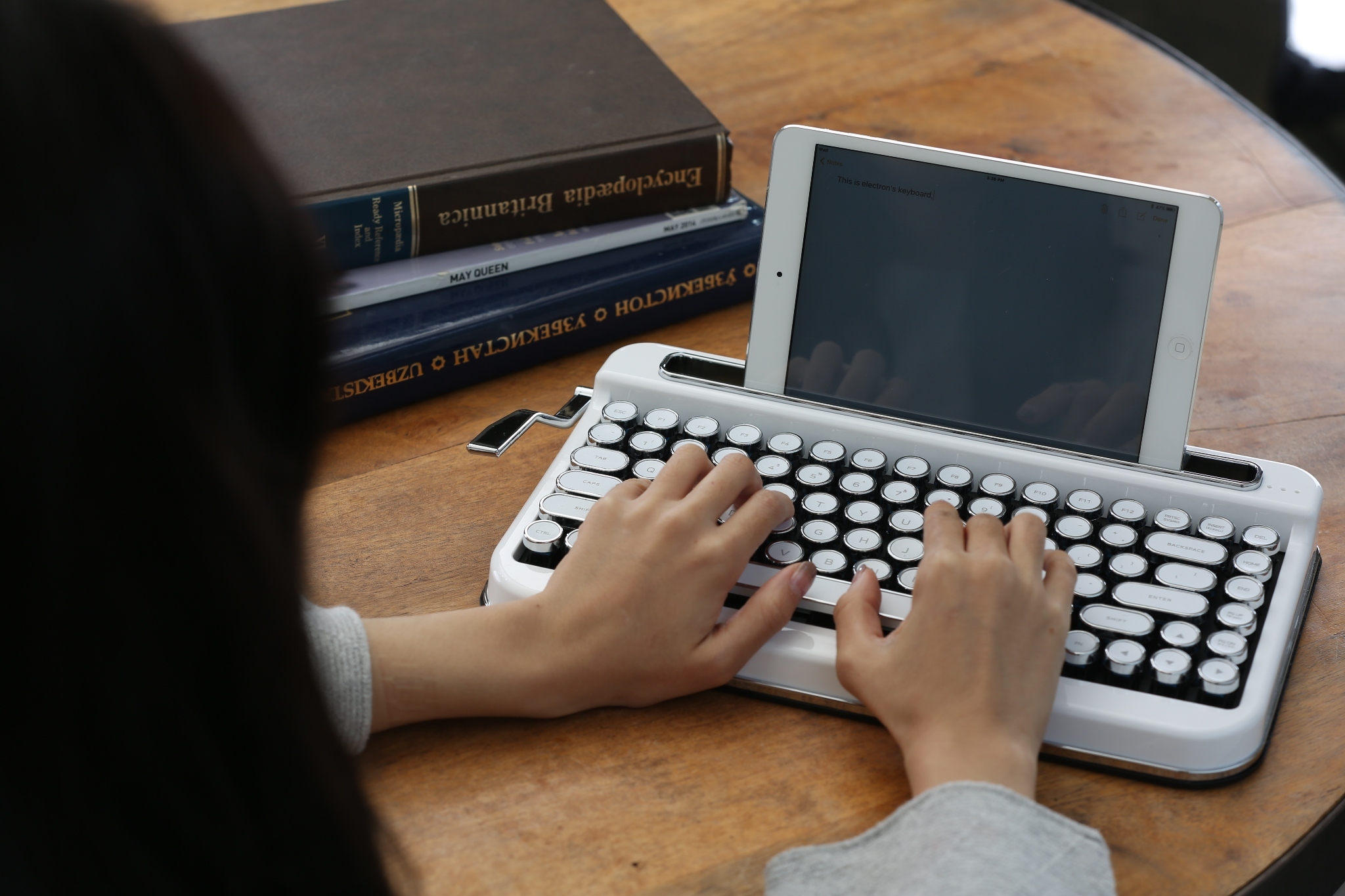 Penna Typewriter Styled Retro Bluetooth Keyboard