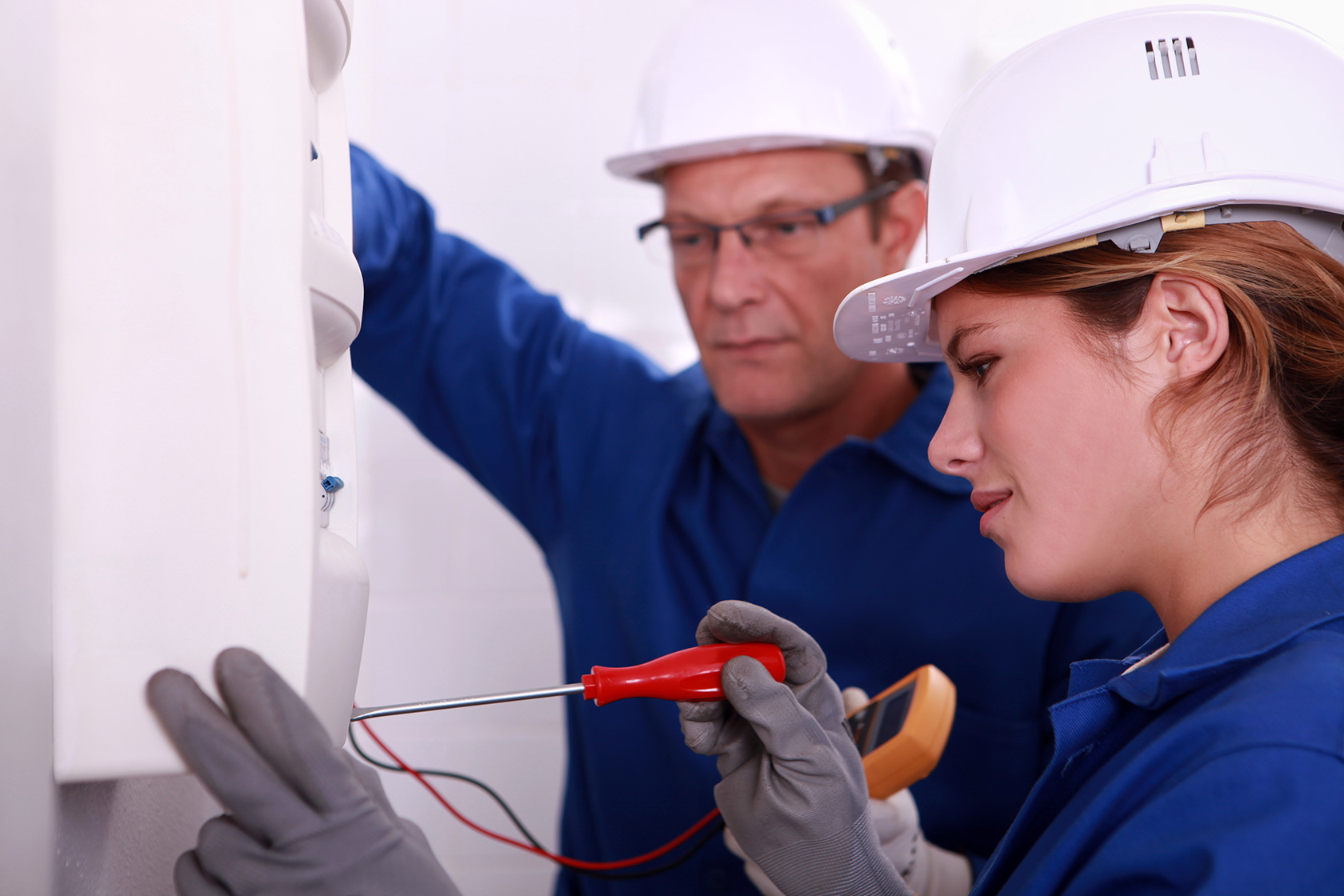 How A 24-Hour Emergency Electrician Can Help You | My Decorative