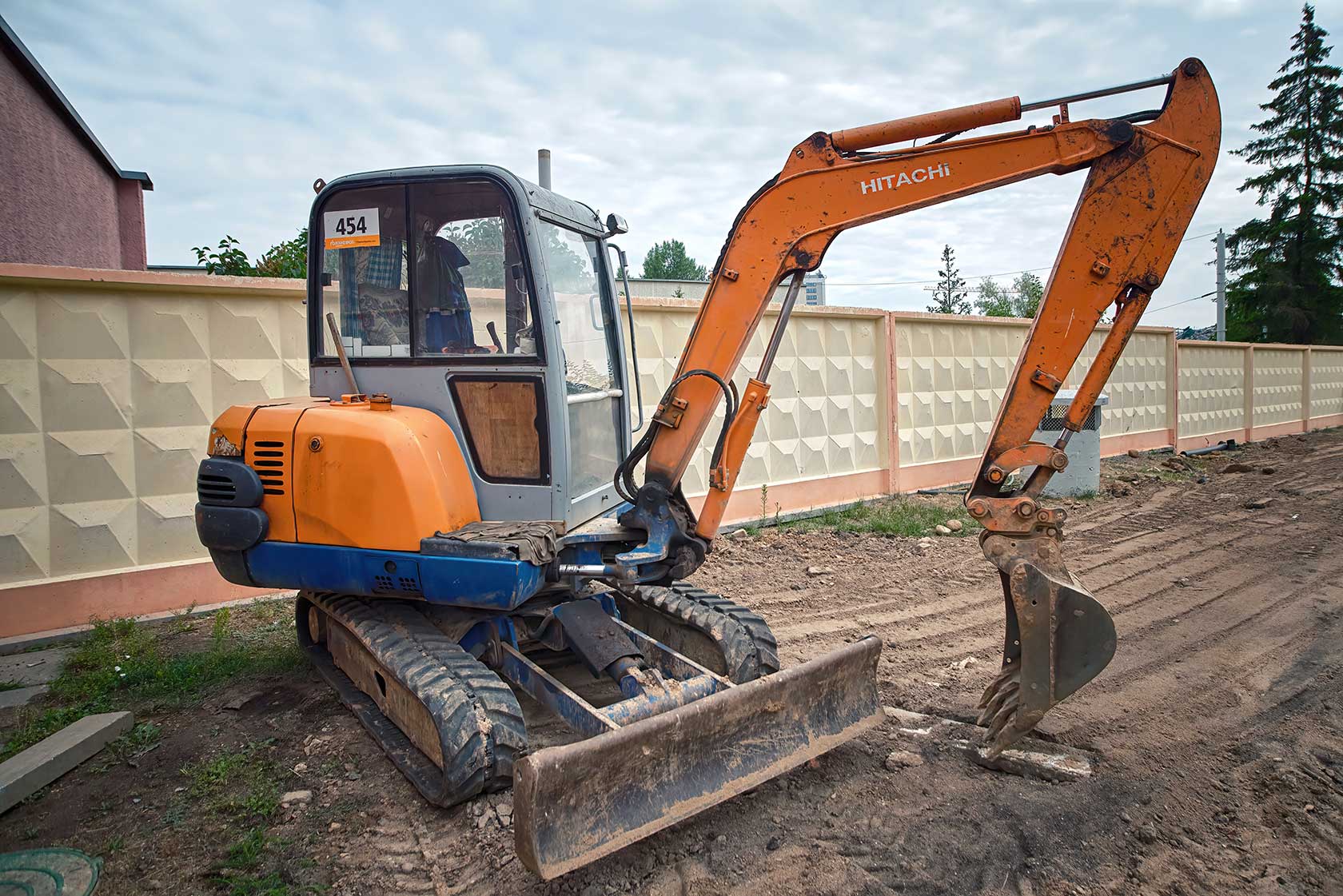 Unveiling The Lifting Power Of Compact Excavators: How Much Weight Can They Carry?